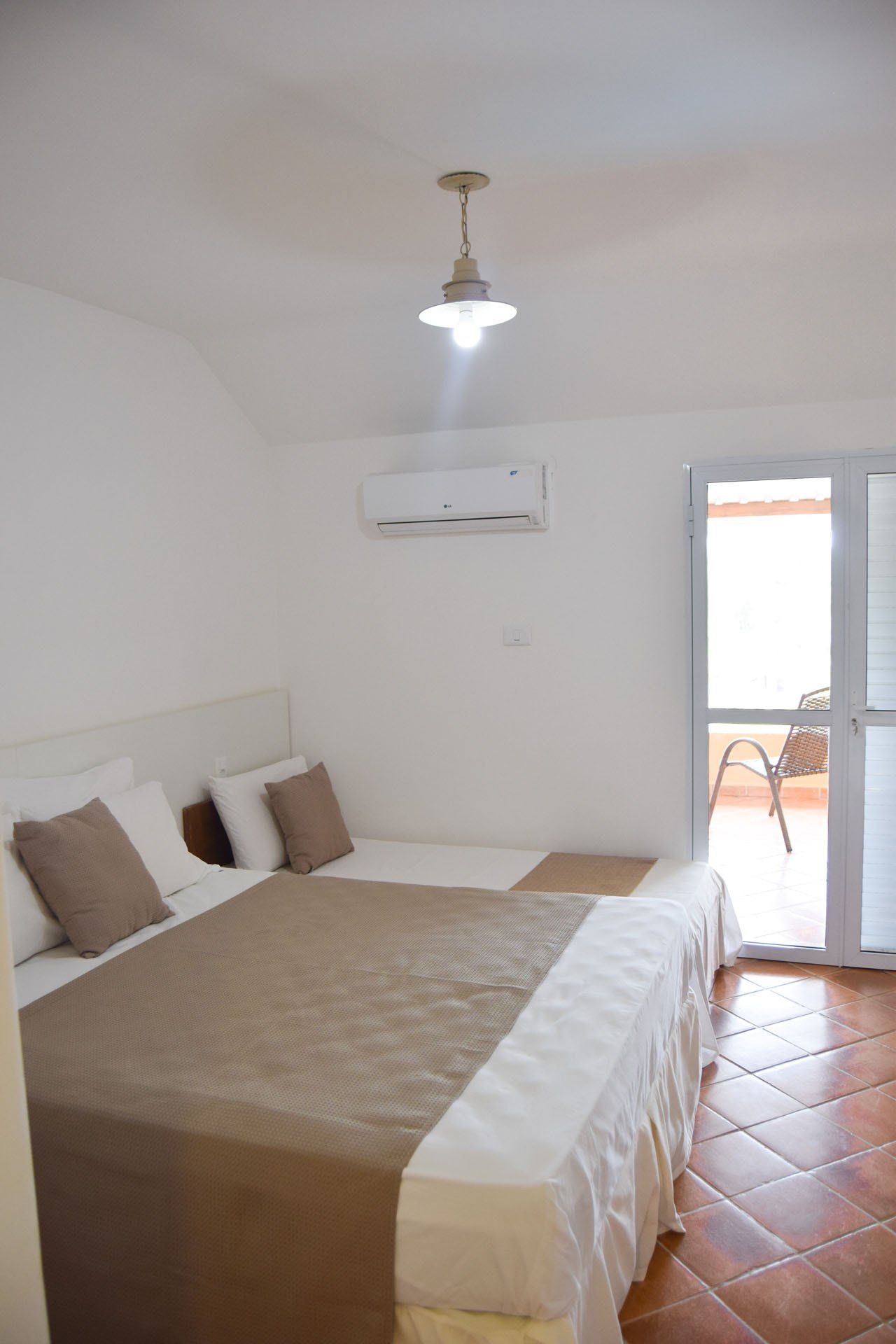 linda cama confortável do quarto superior varanda