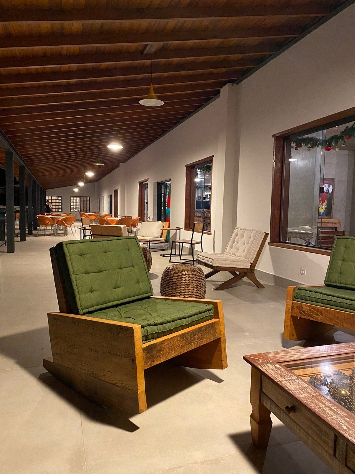 Há muitas cadeiras e mesas na sala.