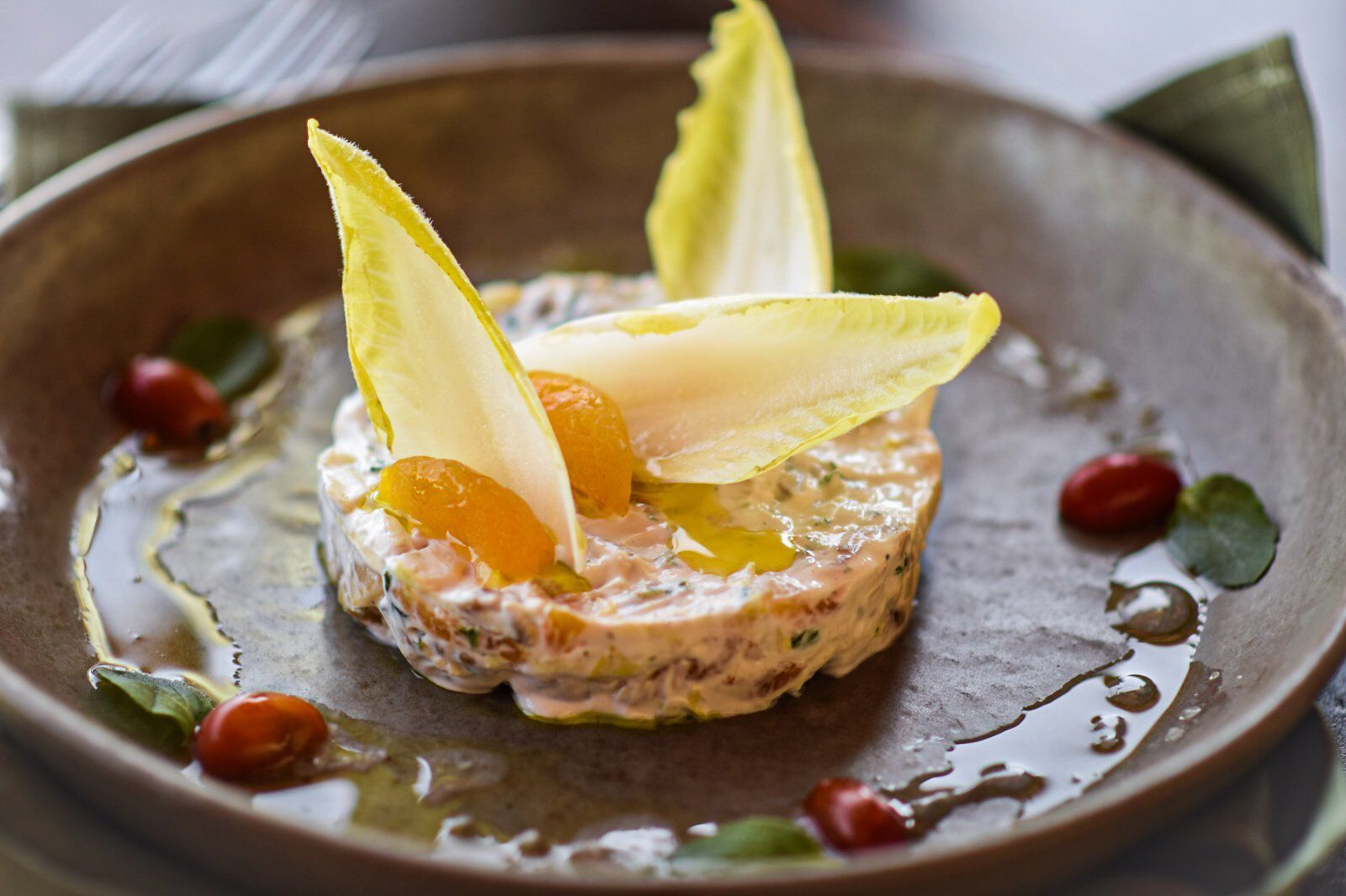 Um close de um prato de comida sobre uma mesa.