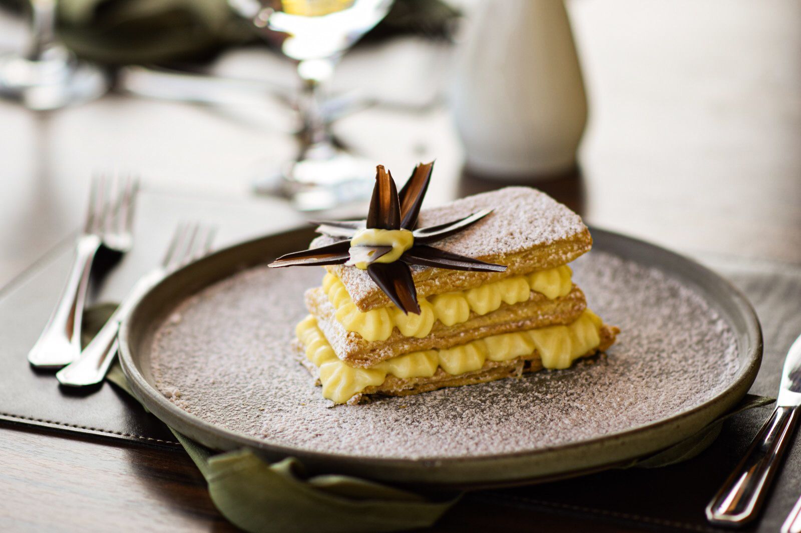 Um close de uma sobremesa em um prato sobre uma mesa.