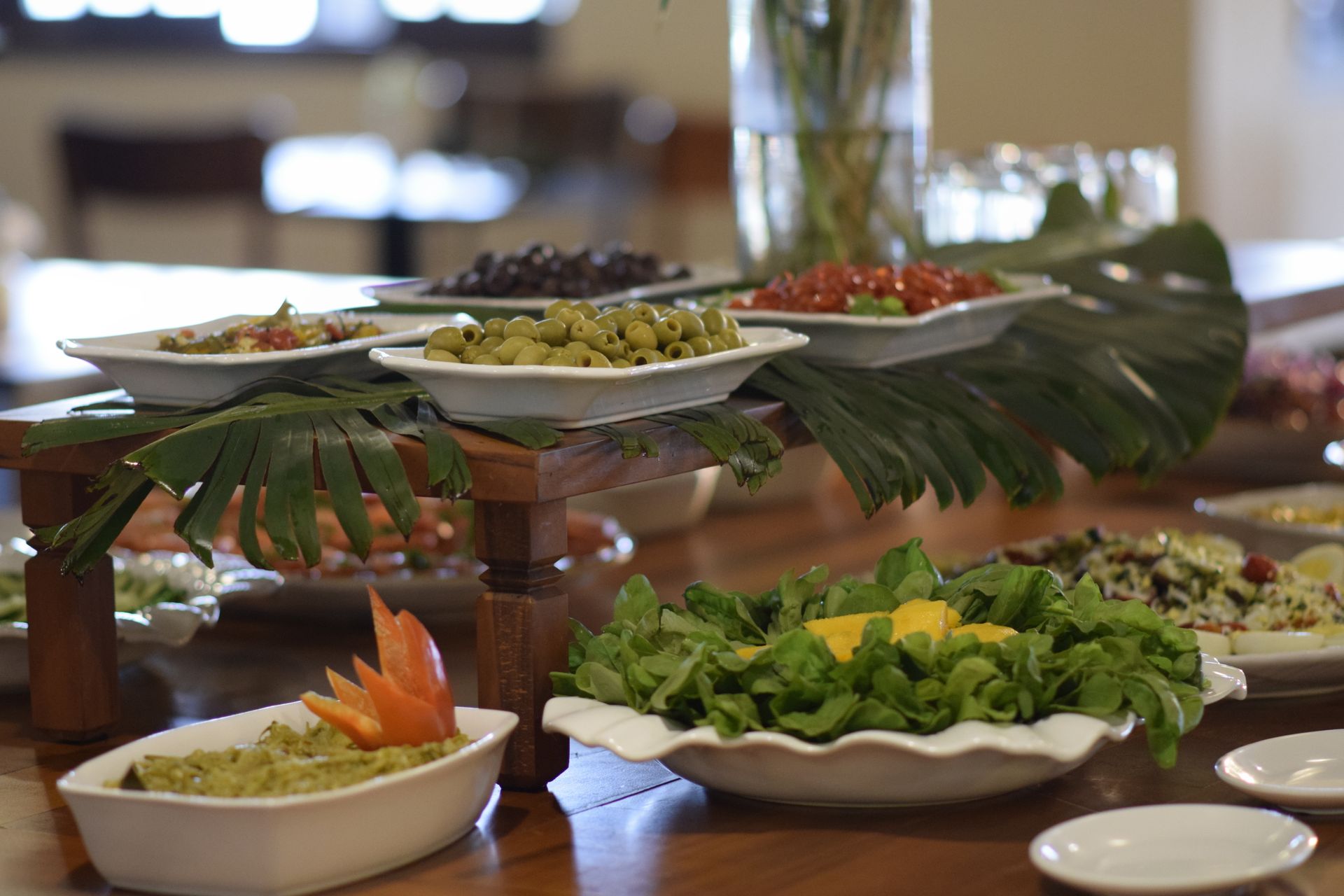 Há muitos tipos diferentes de comida na mesa.