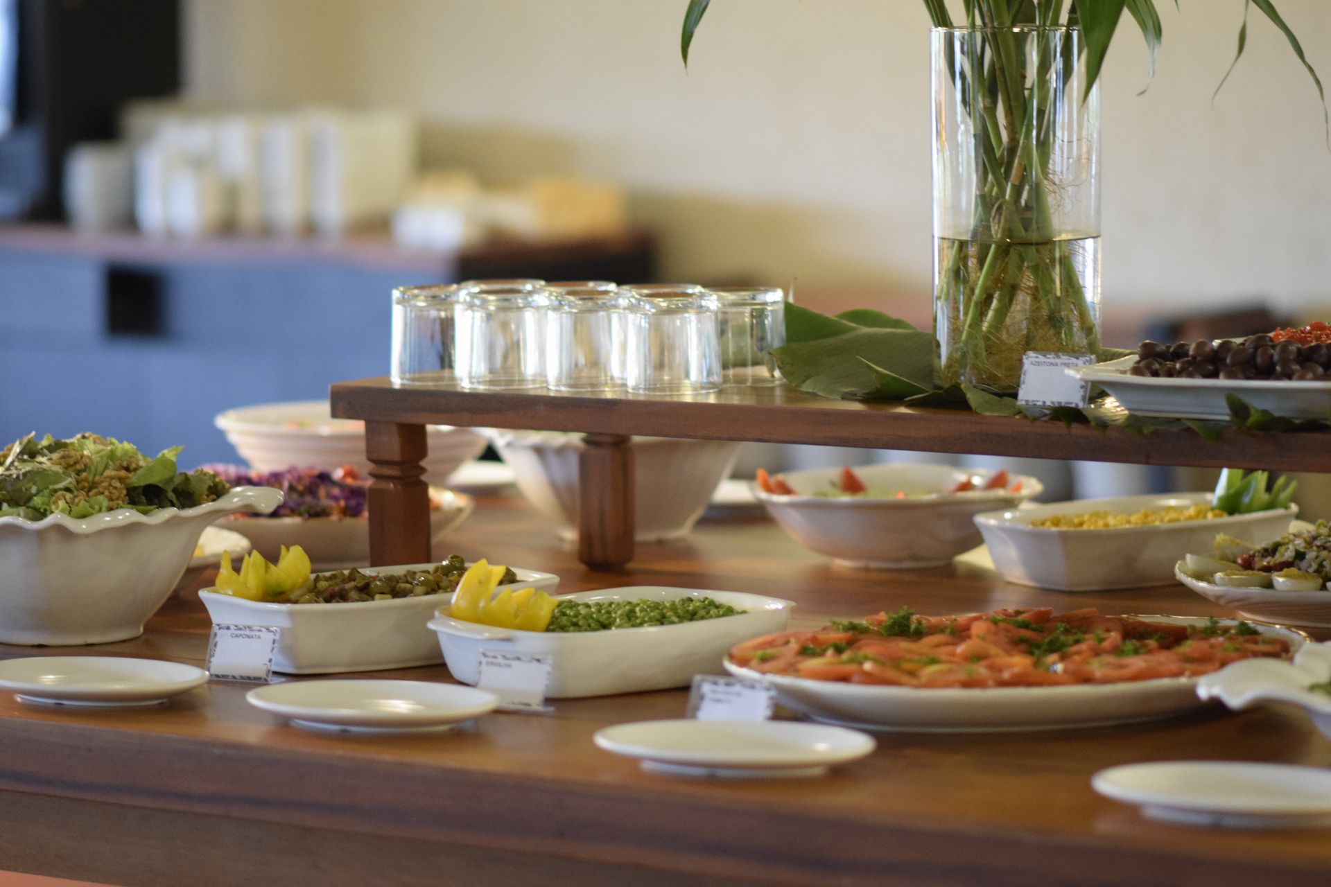 Uma mesa de bufê com pratos e tigelas de comida.
