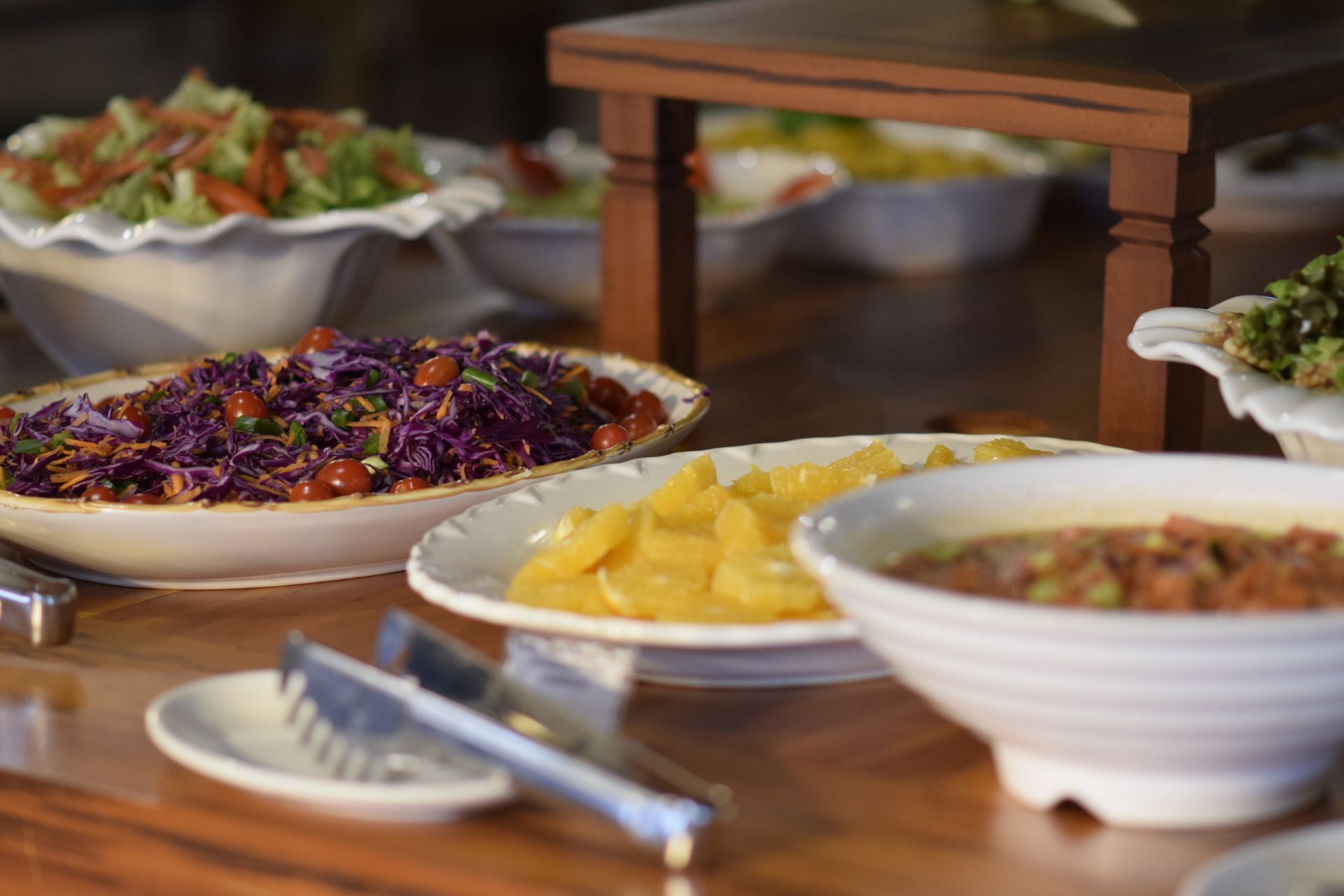 Uma mesa coberta com pratos de comida e tigelas de sopa.