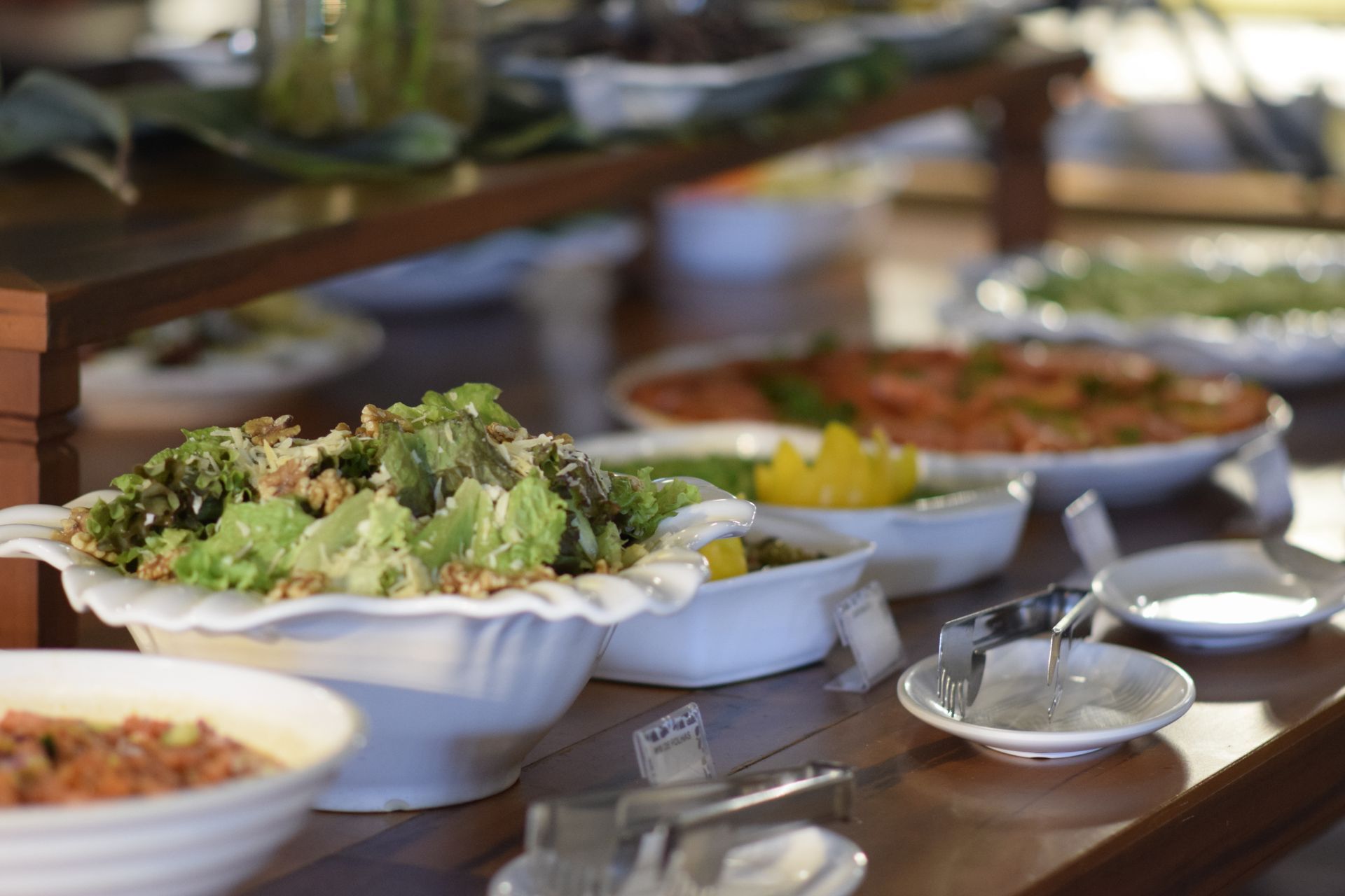 Há muitos tipos diferentes de comida na mesa.