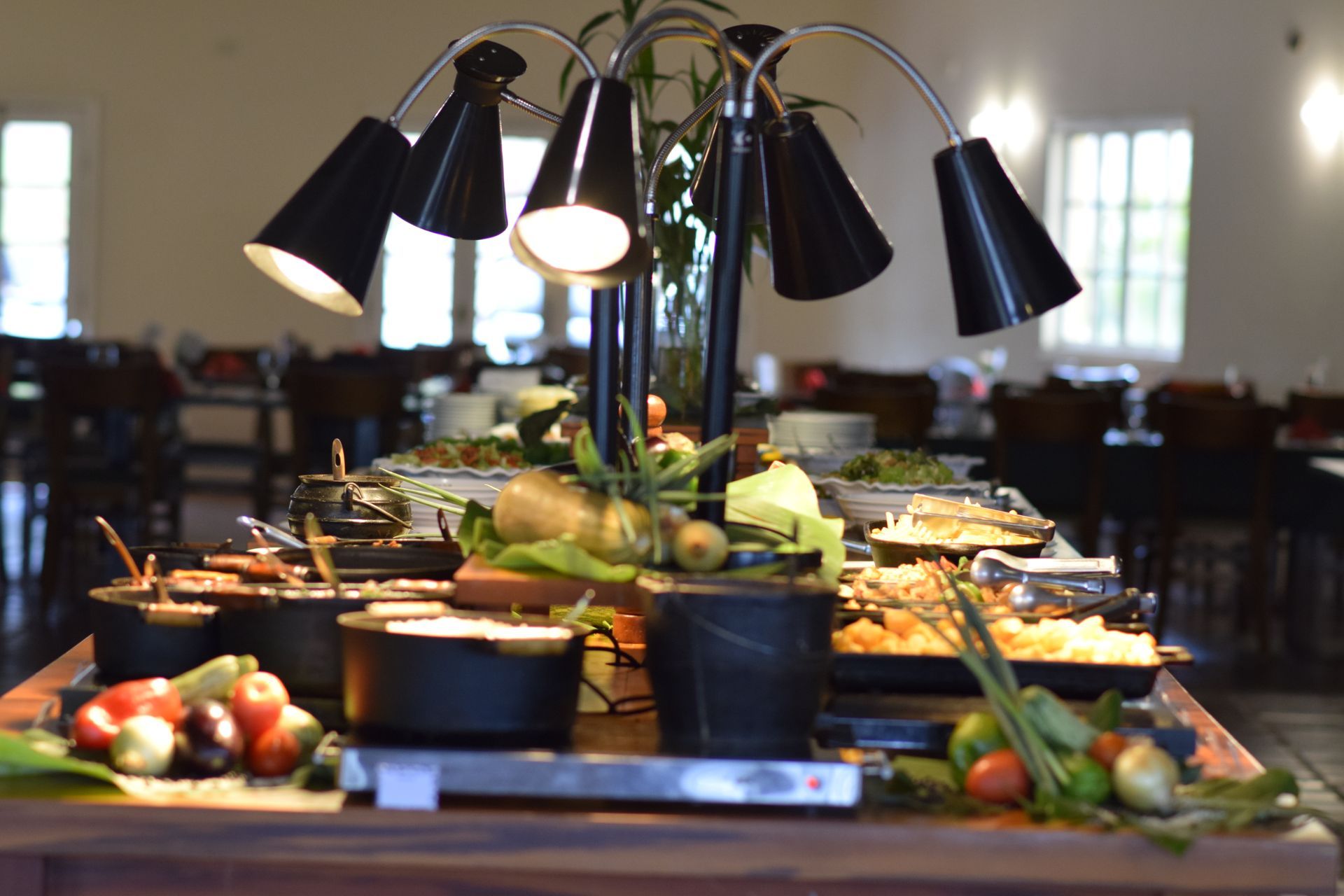 Uma mesa de bufê com muita comida