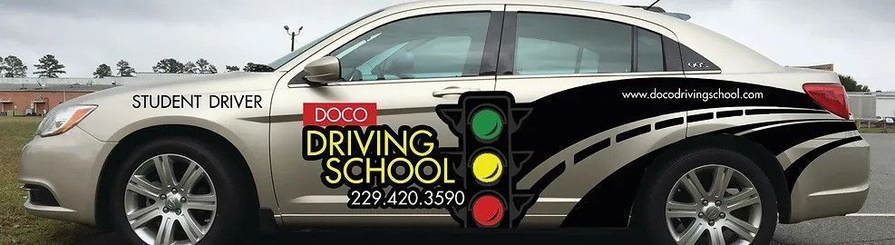 A car with the word driving school on it