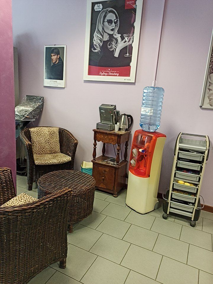 Interno accogliente di un salone di parrucchieri per donna