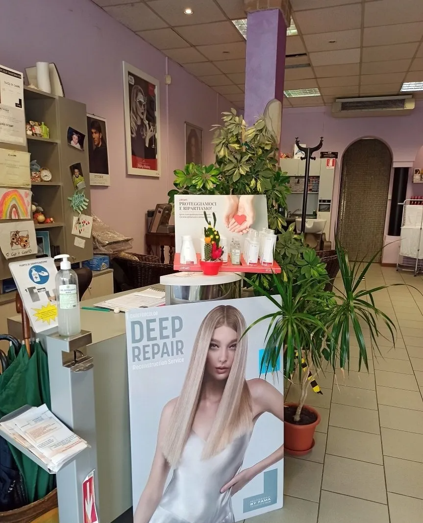 Un casco asciugacapelli e dei prodotti per la cura dei capelli