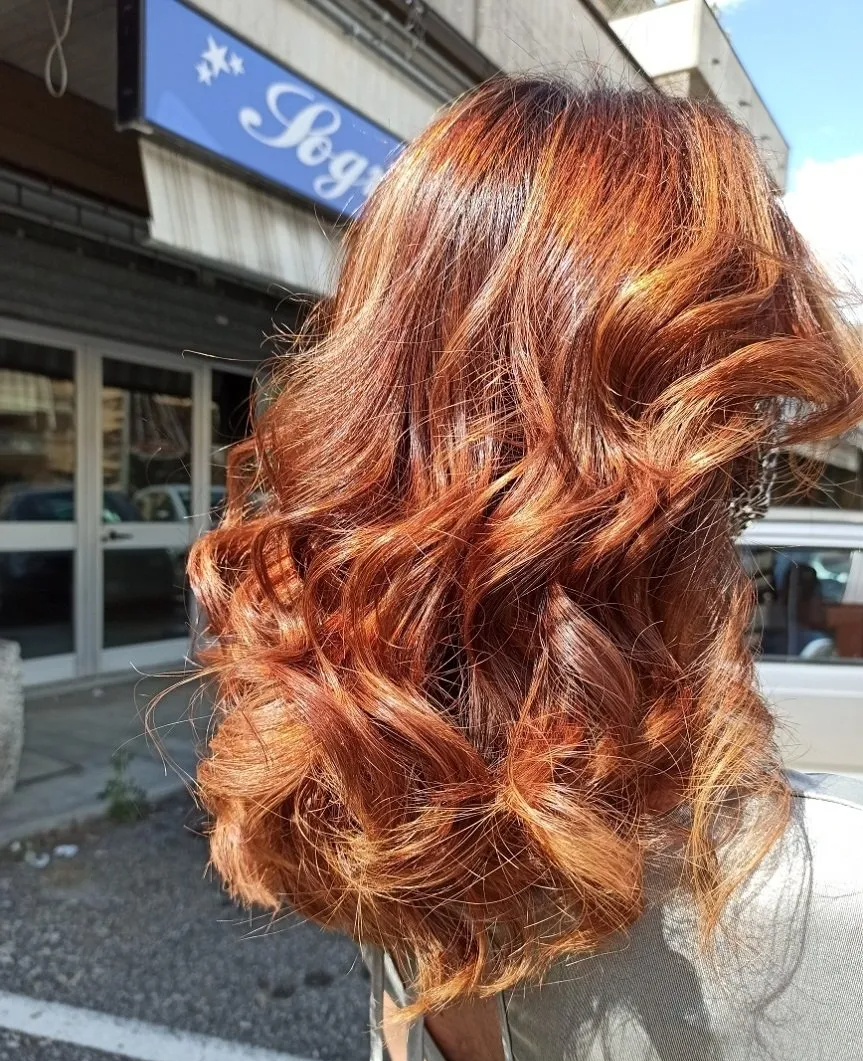 Capelli ramati con effetto mosso naturale