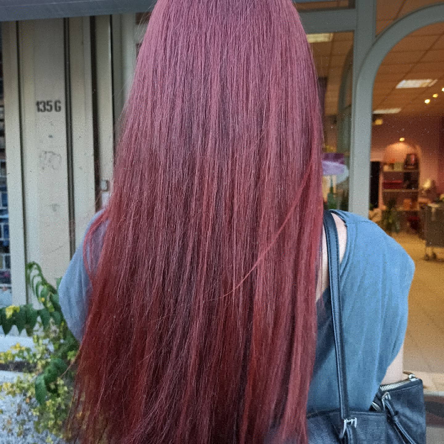 Capelli lunghi color magenta