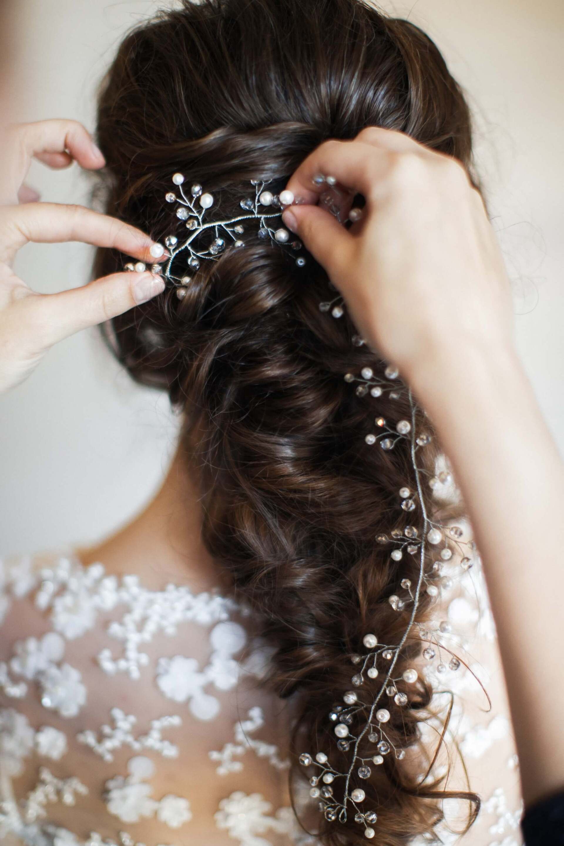 Accessori gioiello per i capelli della sposa