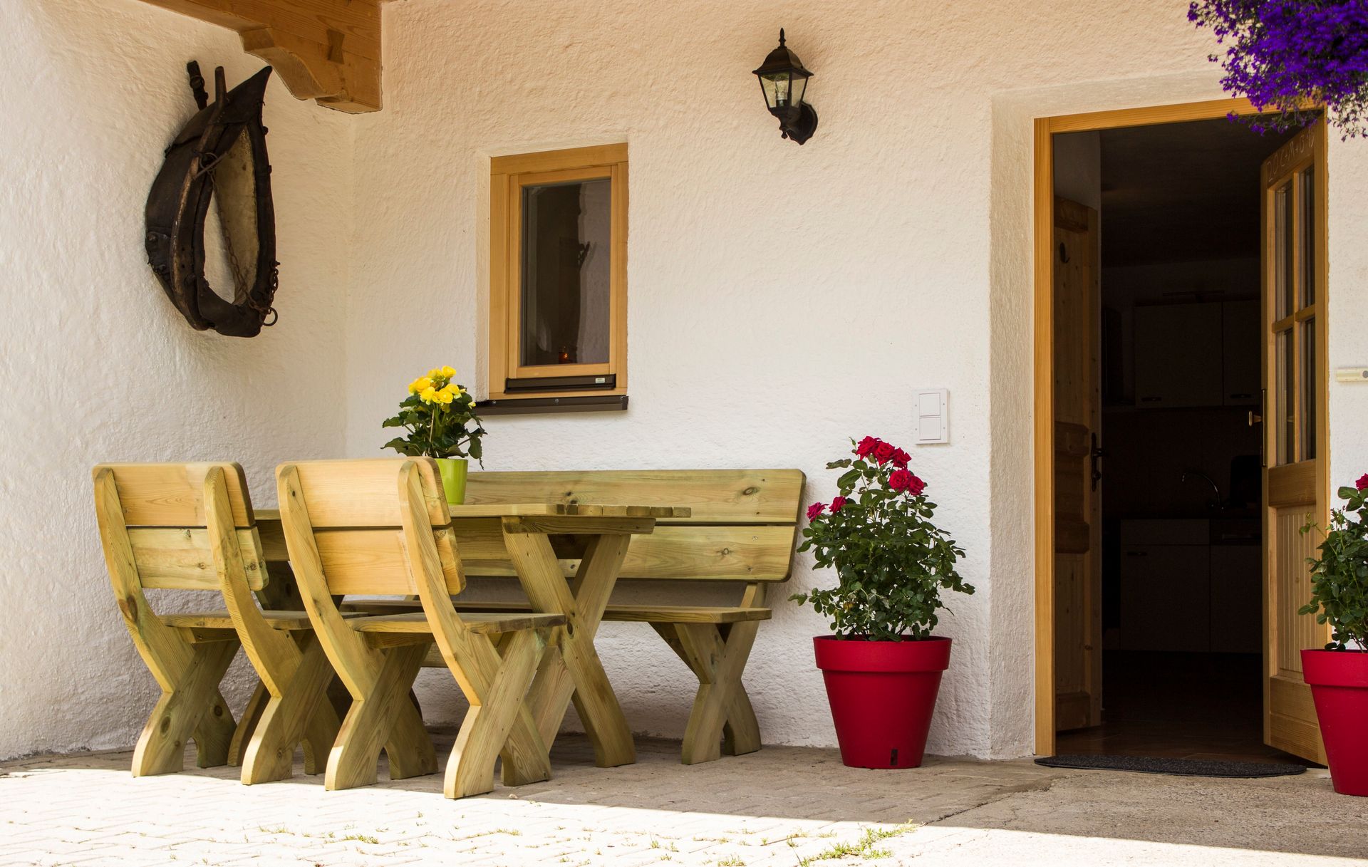 Terrasse und Eingang