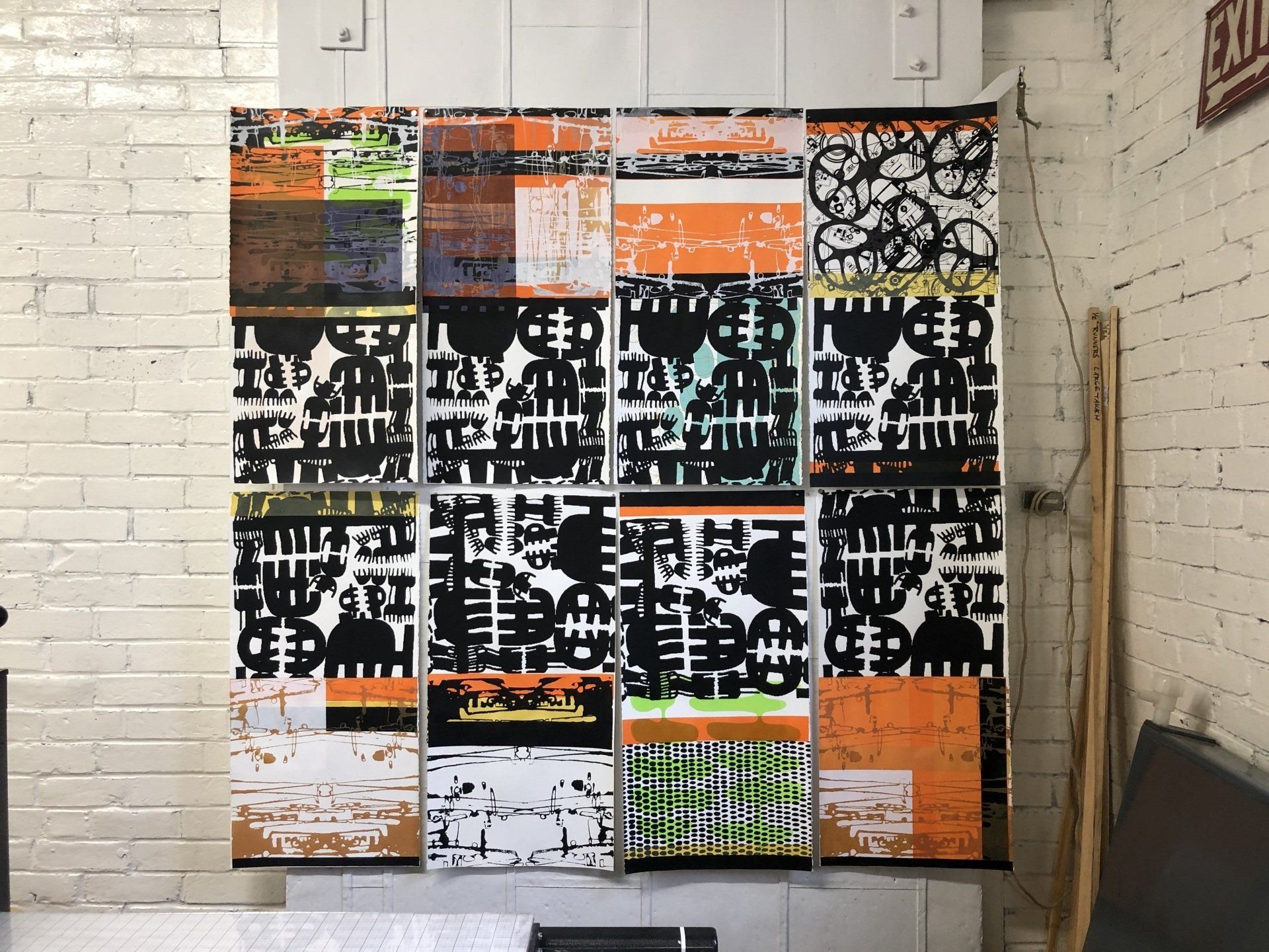 A brick wall with a sign that says exit on it