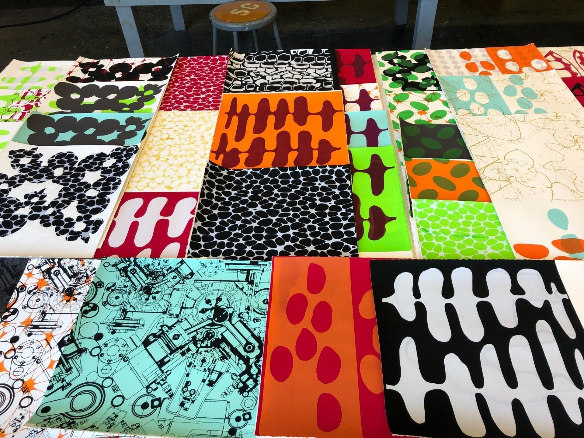 A table with a bunch of colorful squares with the letter h on them