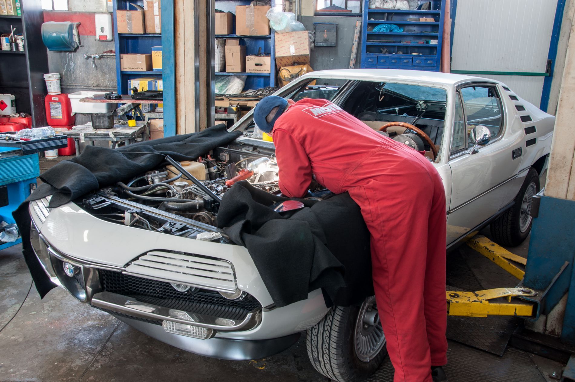 meccanico durante una riparazione in officina