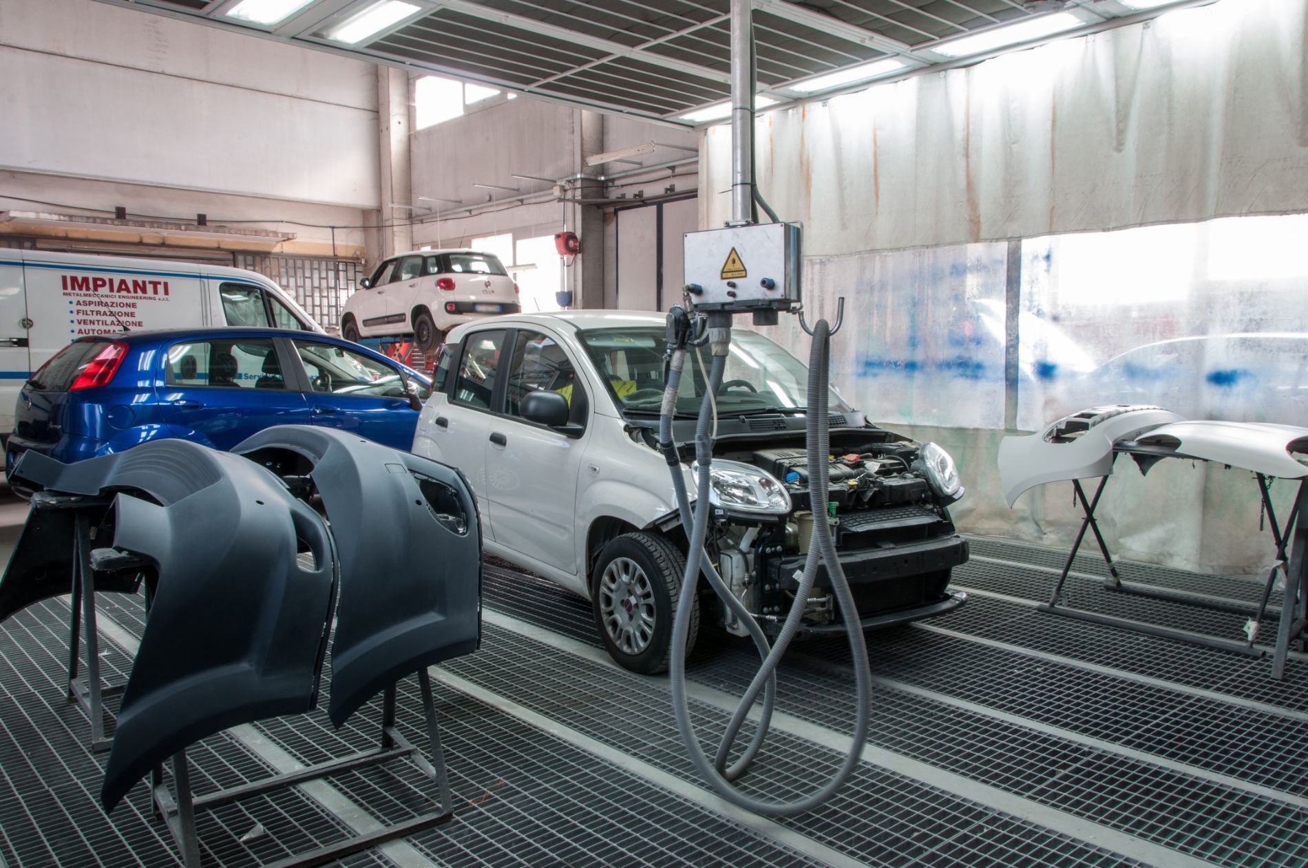 auto durante una riparazione in officina