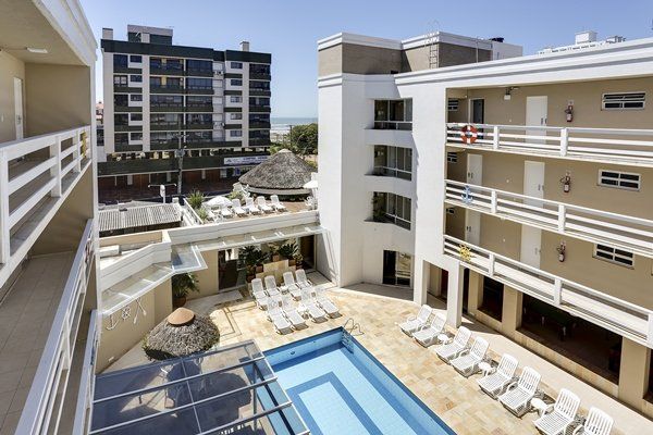 Uma vista aérea de um hotel com uma grande piscina