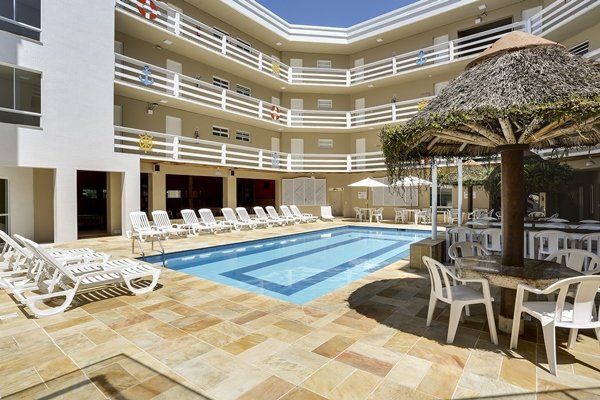 Uma grande piscina no meio de um hotel