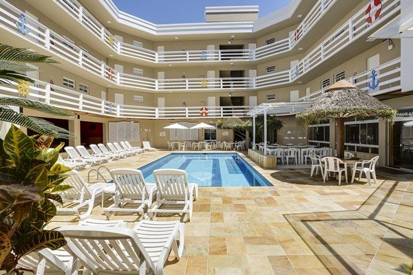 Um grande edifício com uma piscina no meio