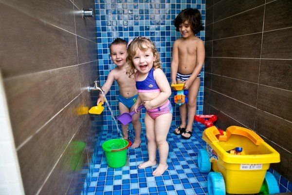 Crianças brincando no chuveiro