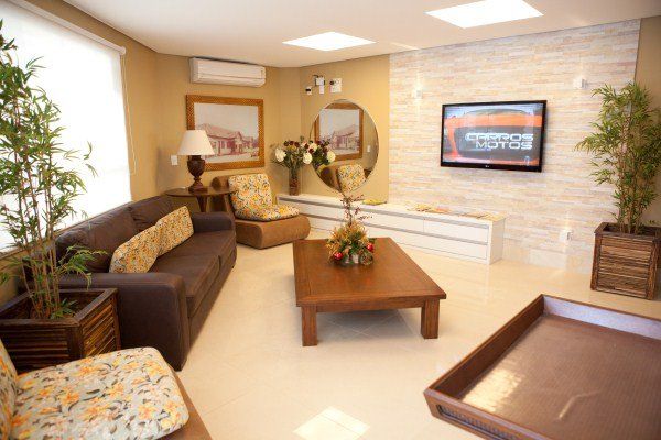 Uma sala de estar com sofá e TV de tela plana