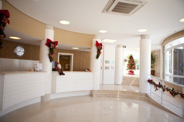 Um lobby com um relógio na parede e uma árvore de natal