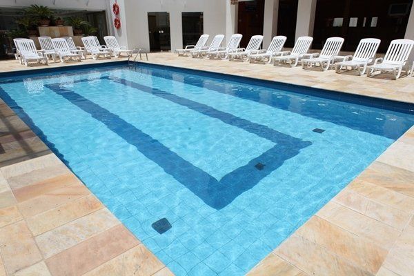 Uma grande piscina com cadeiras ao redor