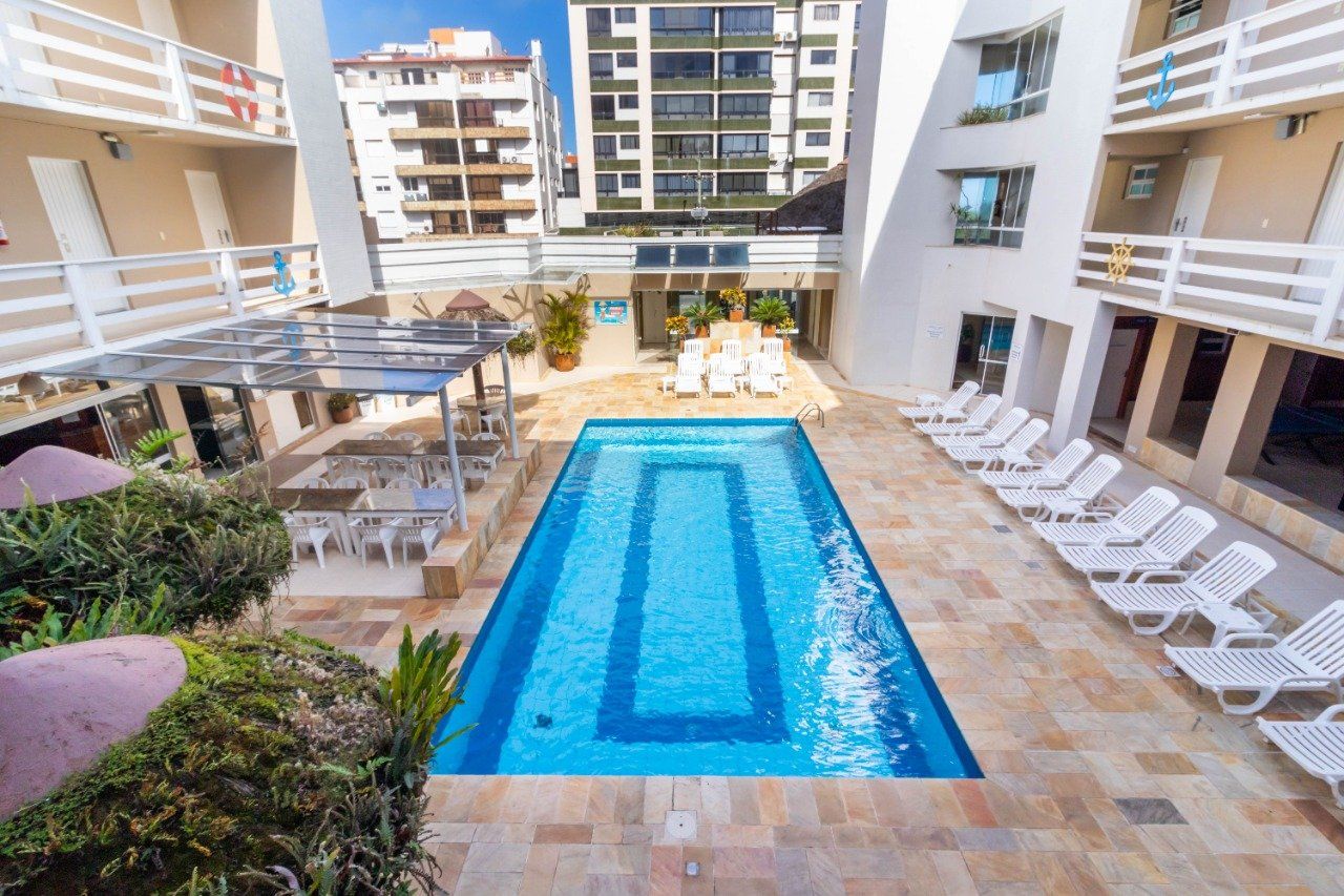 Uma grande piscina no meio de um prédio