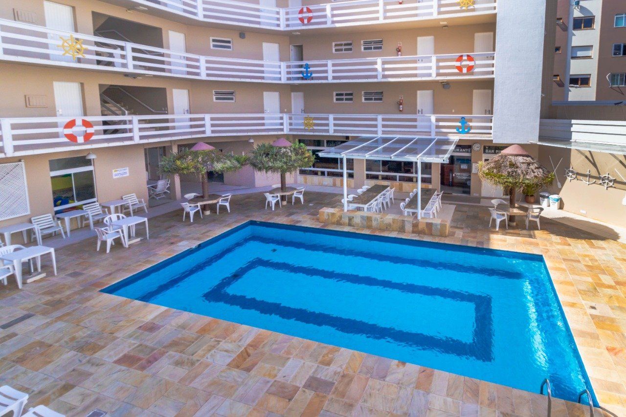 Há uma grande piscina no meio de um prédio.