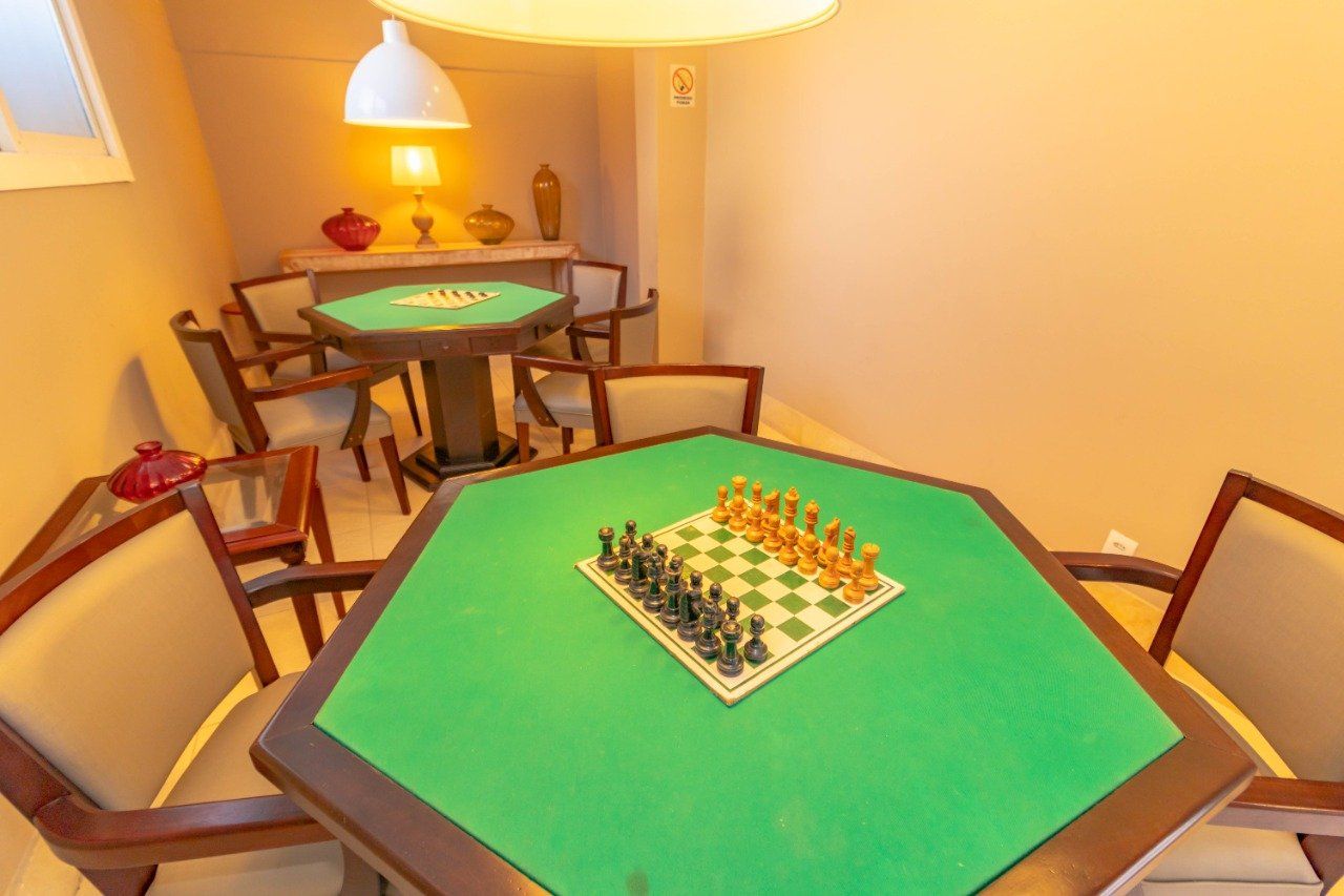 Há um tabuleiro de xadrez na mesa da sala.