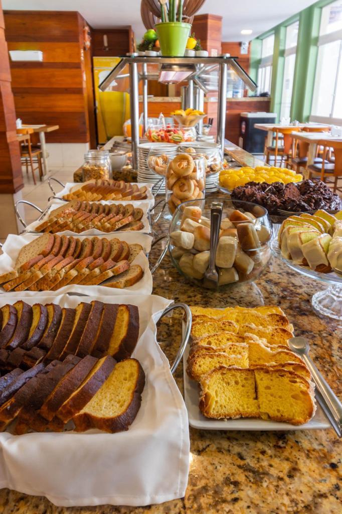 Há muitos tipos diferentes de comida na mesa.