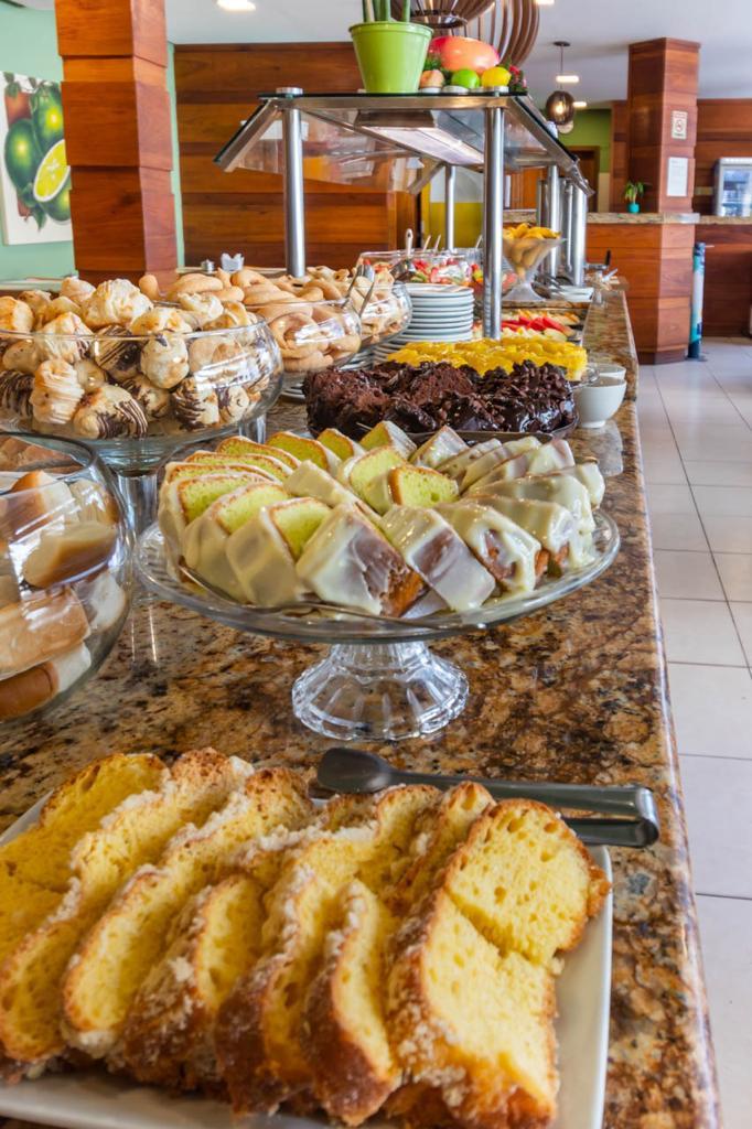 Há muitos tipos diferentes de comida na mesa.