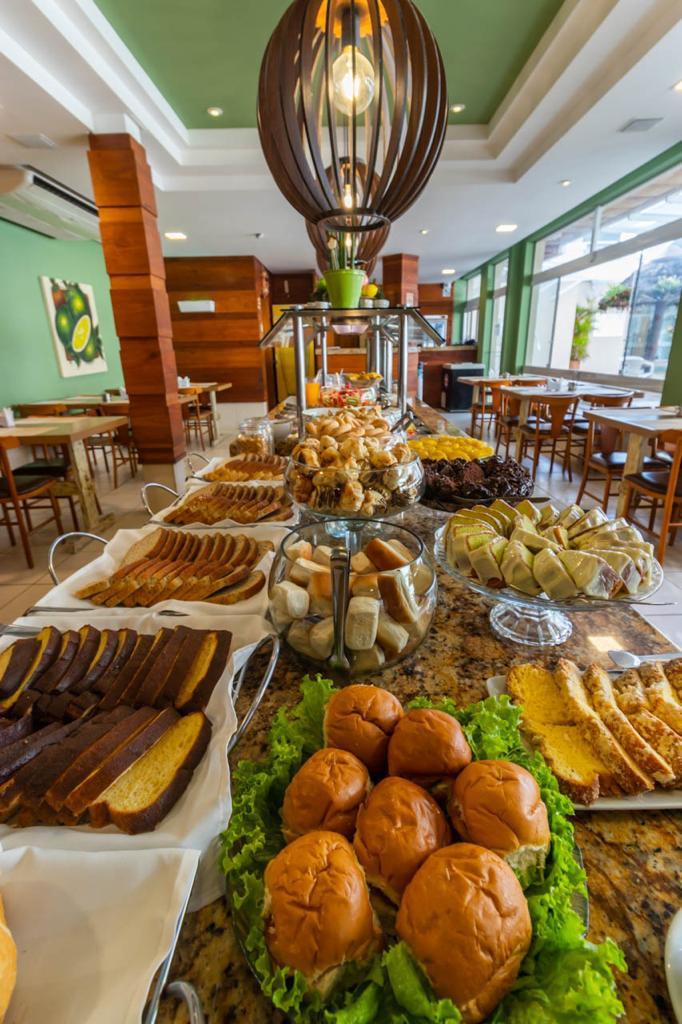 Uma mesa de buffet repleta de muita comida em um restaurante.