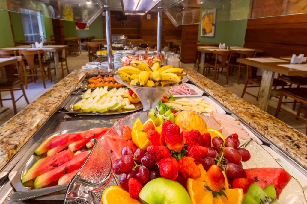 Um buffet com uma variedade de frutas e vegetais.