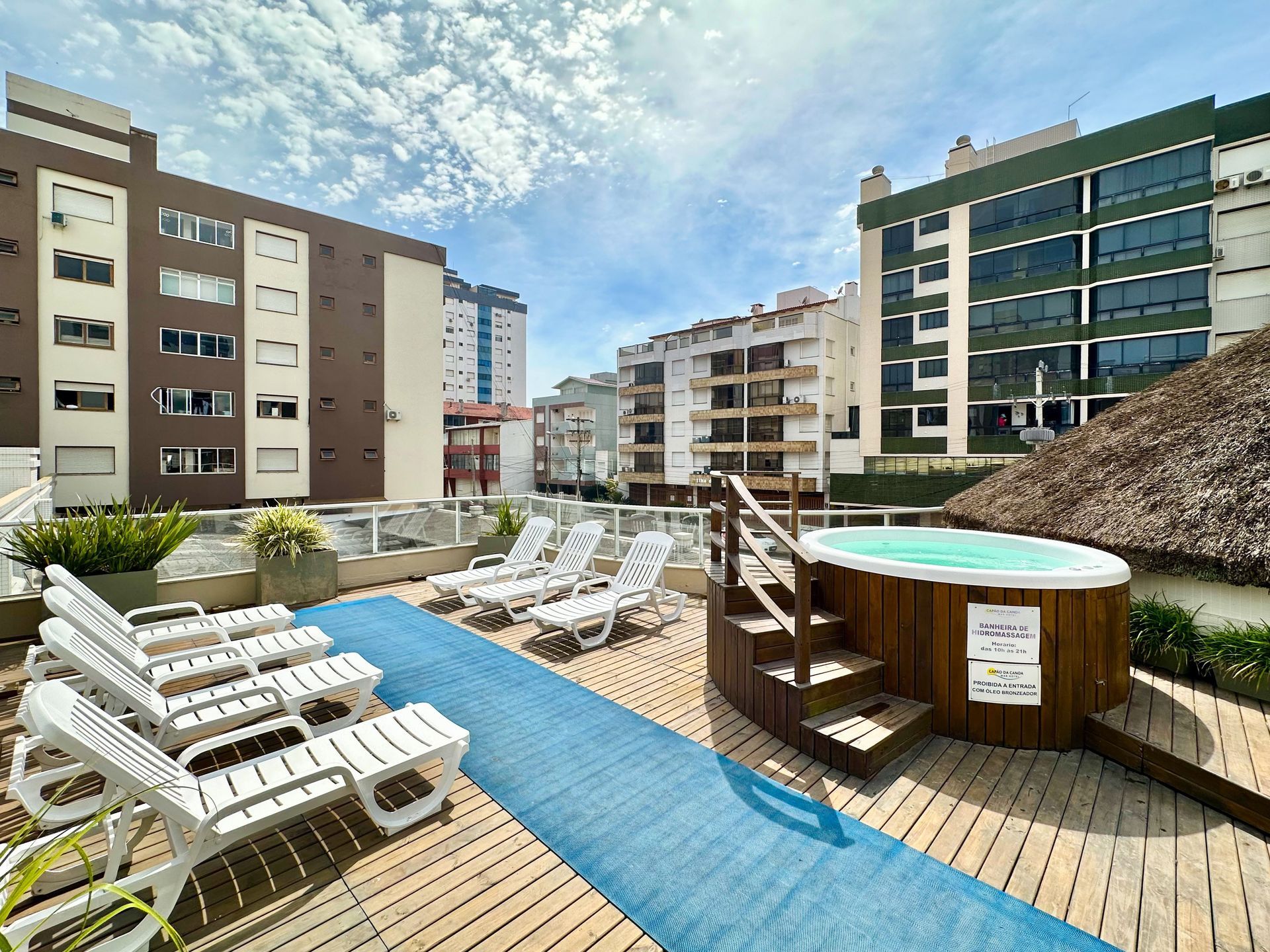 Há uma banheira de hidromassagem no telhado de um prédio.