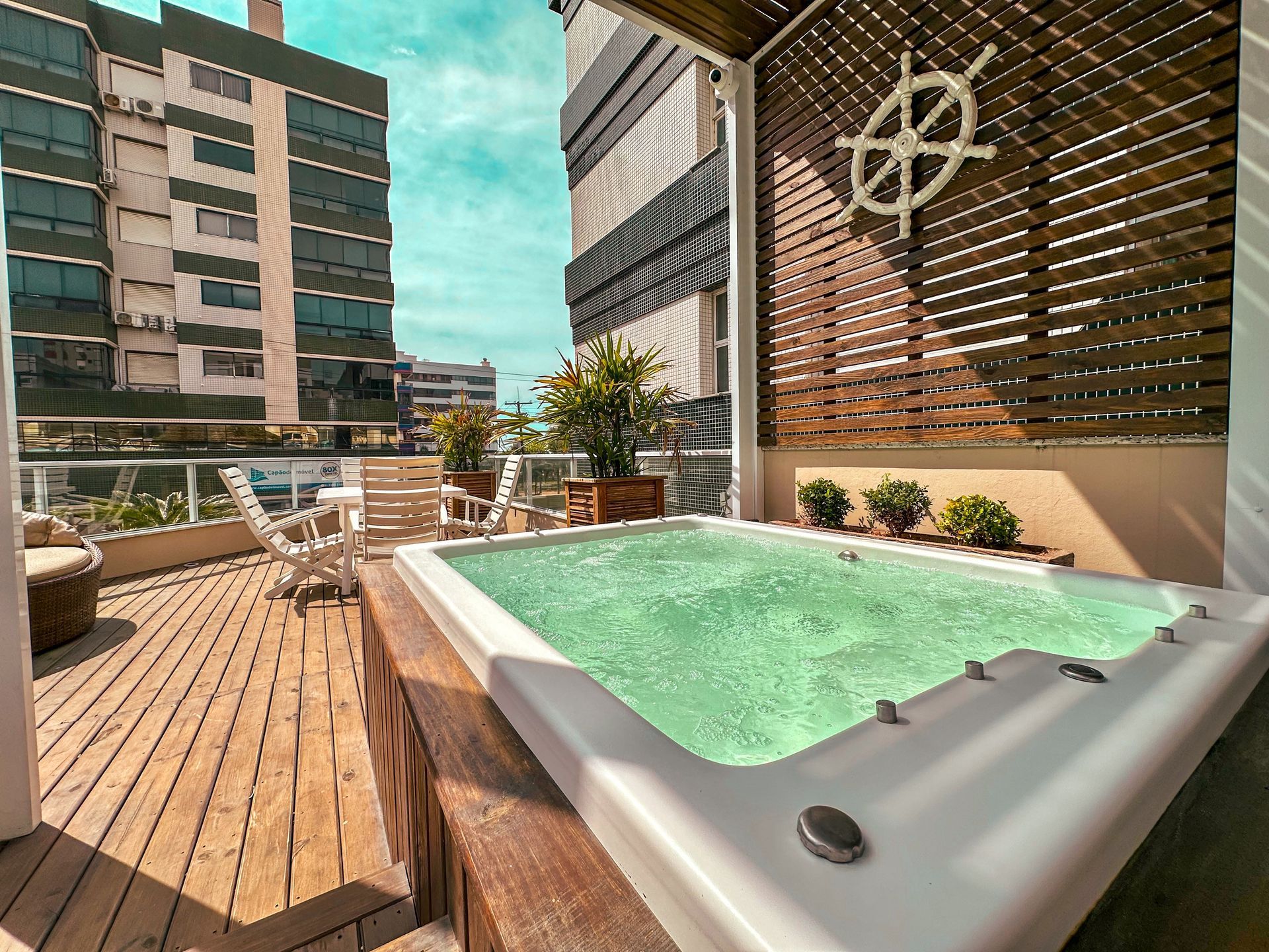 Há uma banheira de hidromassagem no telhado de um prédio.