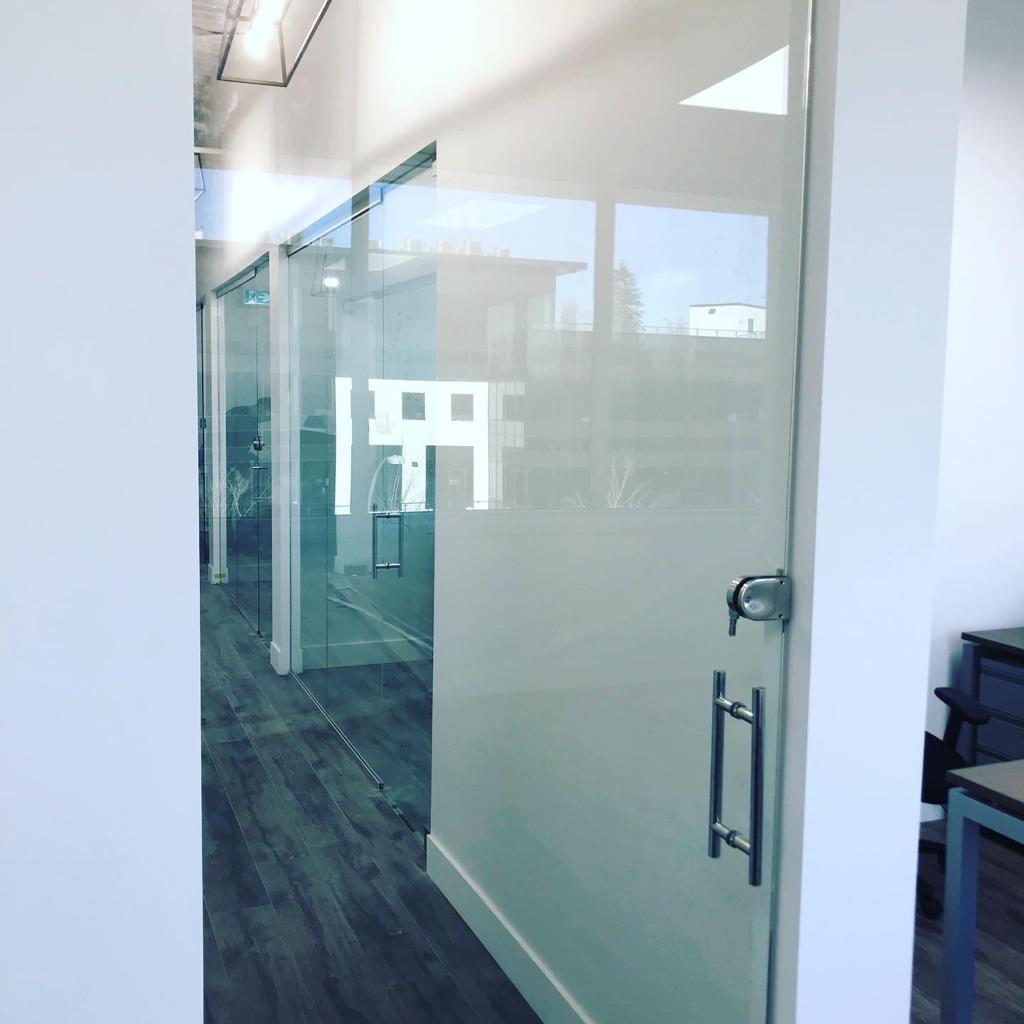 A hallway with a glass door that says ' i ' on it