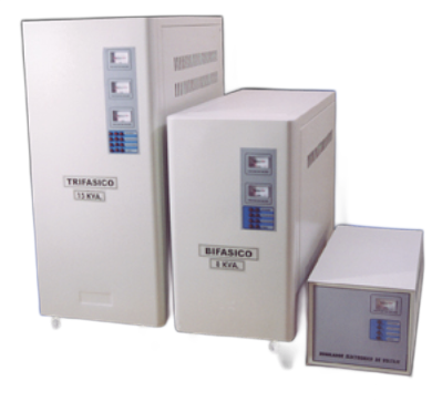 Tres estabilizadores de voltaje blancos, etiquetados 