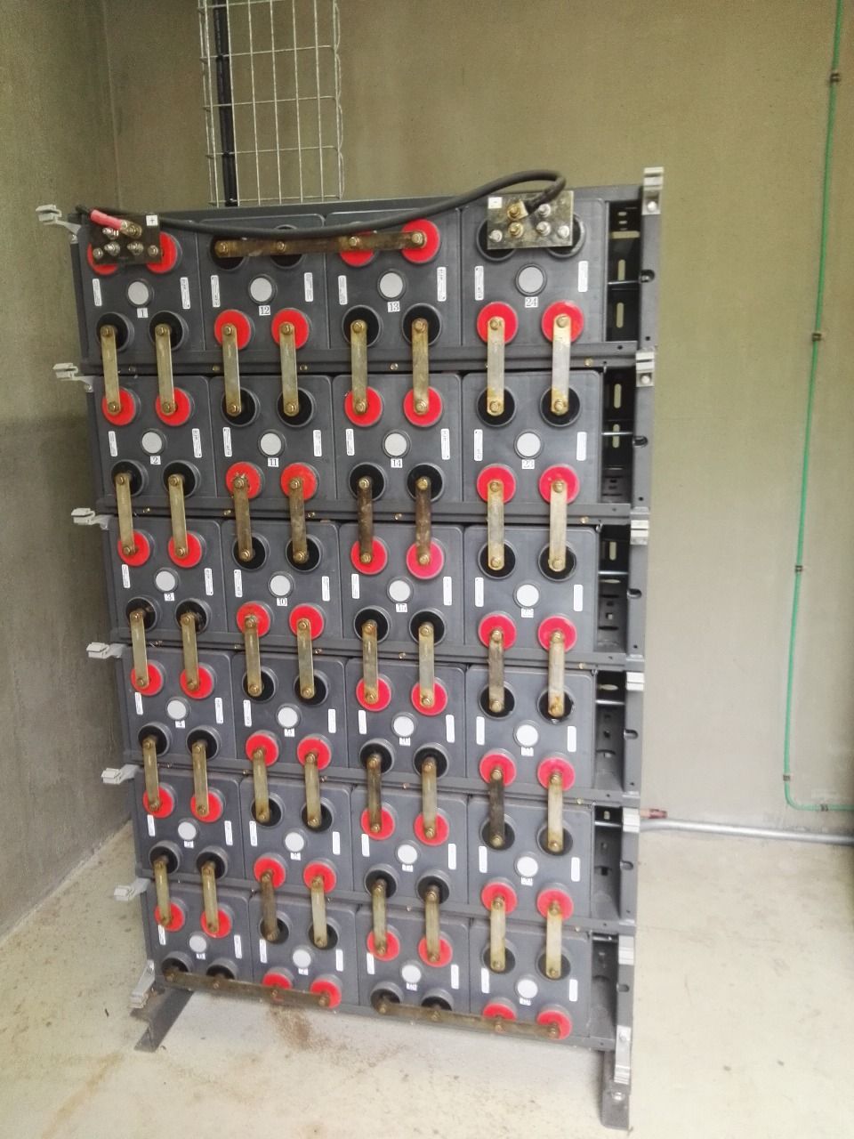 Tres estabilizadores de voltaje blancos de diferentes tamaños