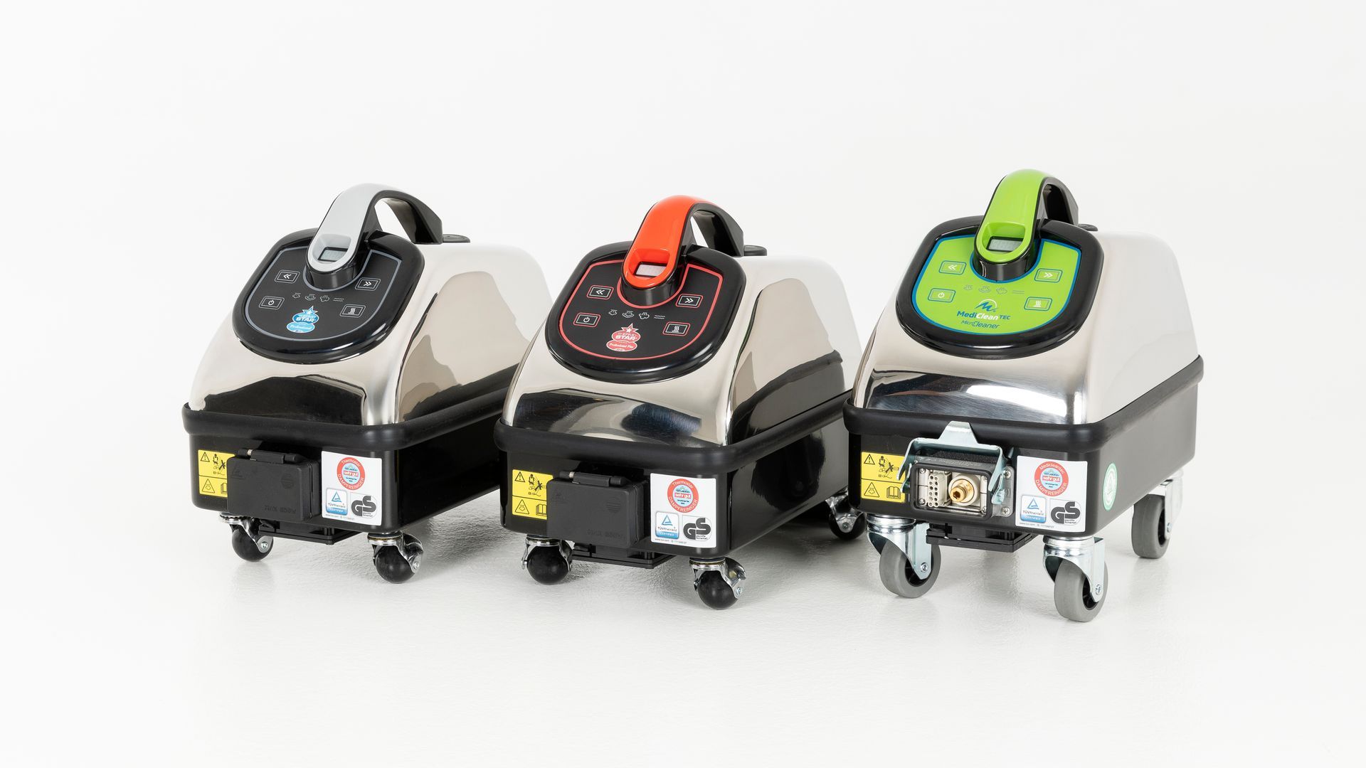 Drei Staubsauger stehen nebeneinander auf einer weißen Fläche.
