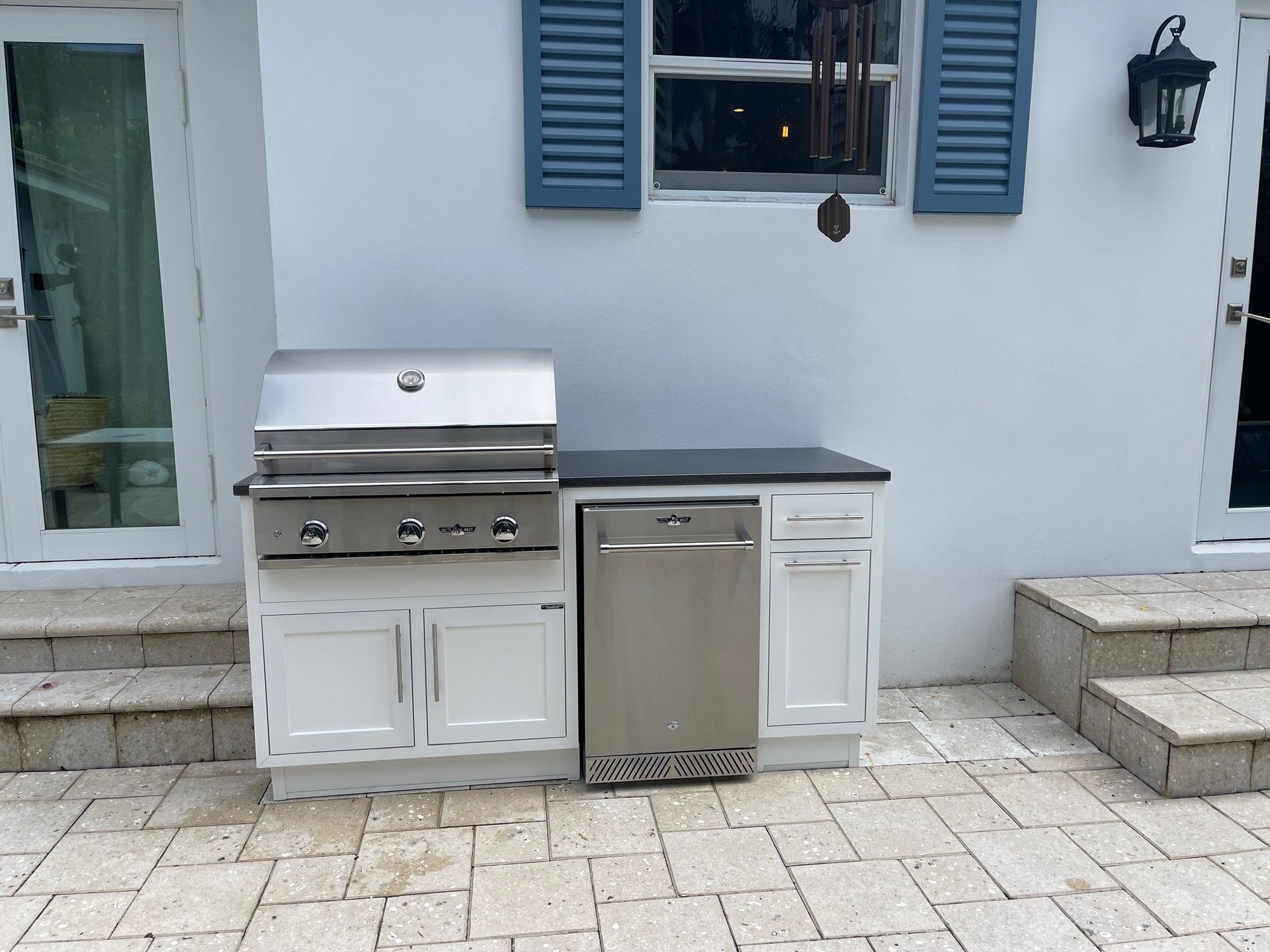 Challenger Designs grill station with fridge white with shaker doors