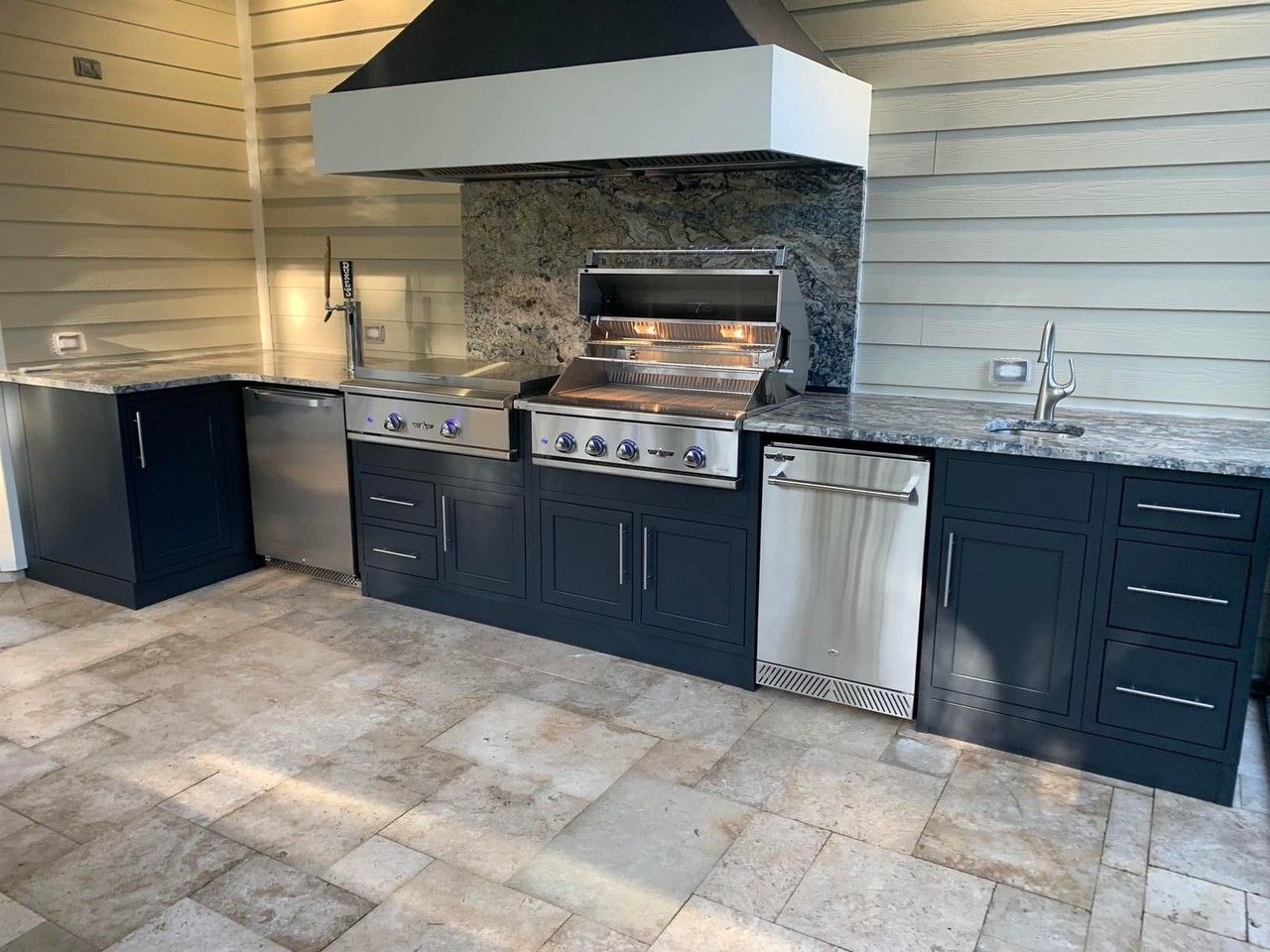 Challenger Designs L-shaped outdoor kitchen anthracite with shaker doors