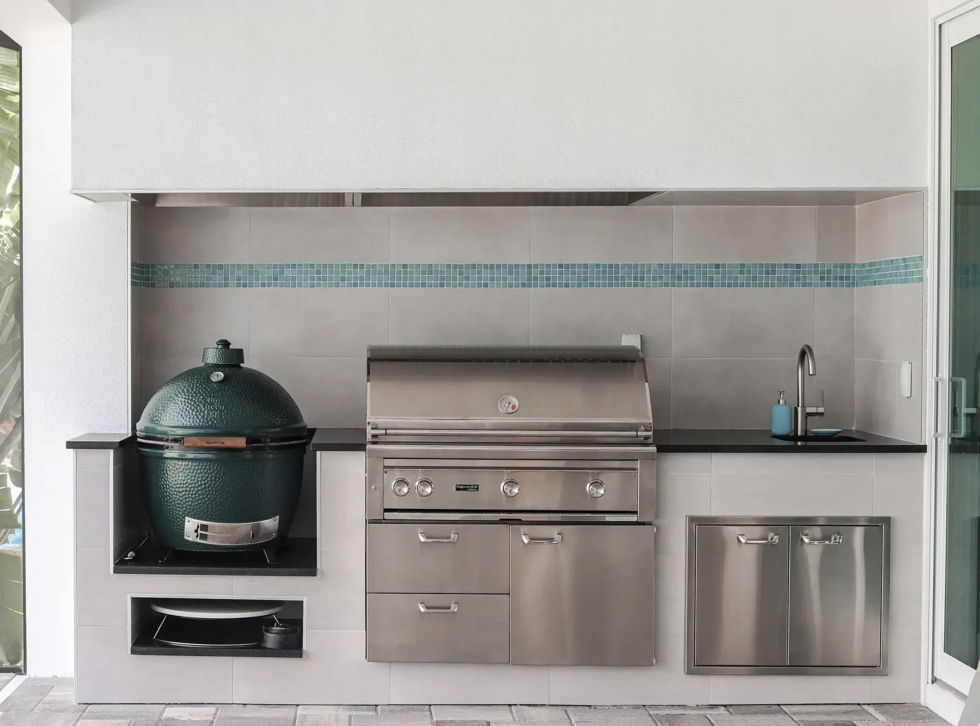 Porcelain tile outdoor kitchen