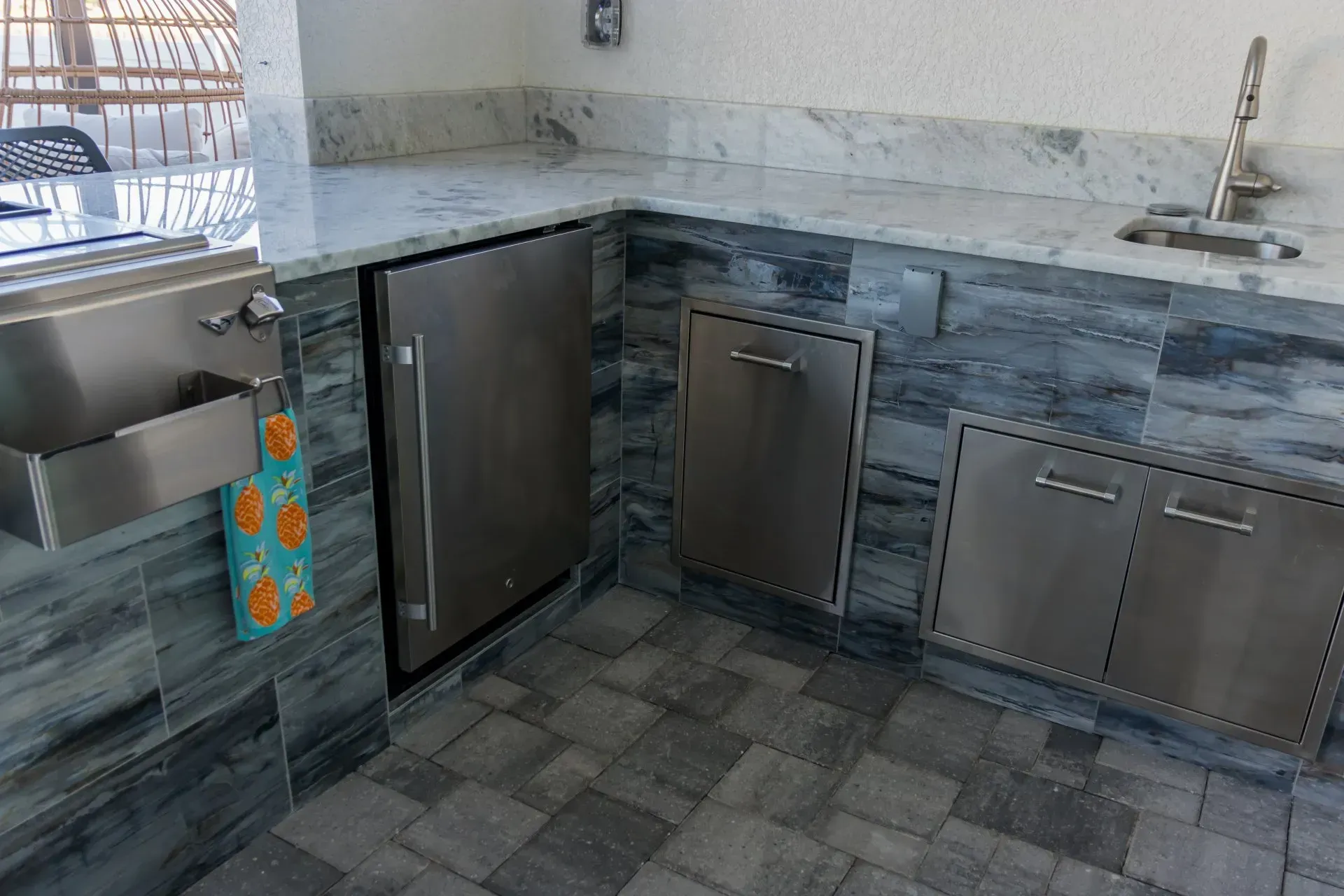Porcelain tile outdoor kitchen cabinet finish