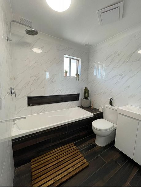 A Bathroom With A Tub, Toilet, Sink And Shower — Country Leisure Dubbo in Dubbo, NSW