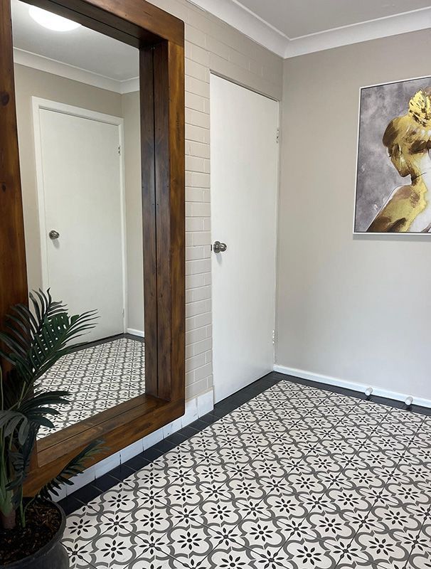 A Hallway With A Large Mirror And A Painting On The Wall — Country Leisure Dubbo in Dubbo, NSW