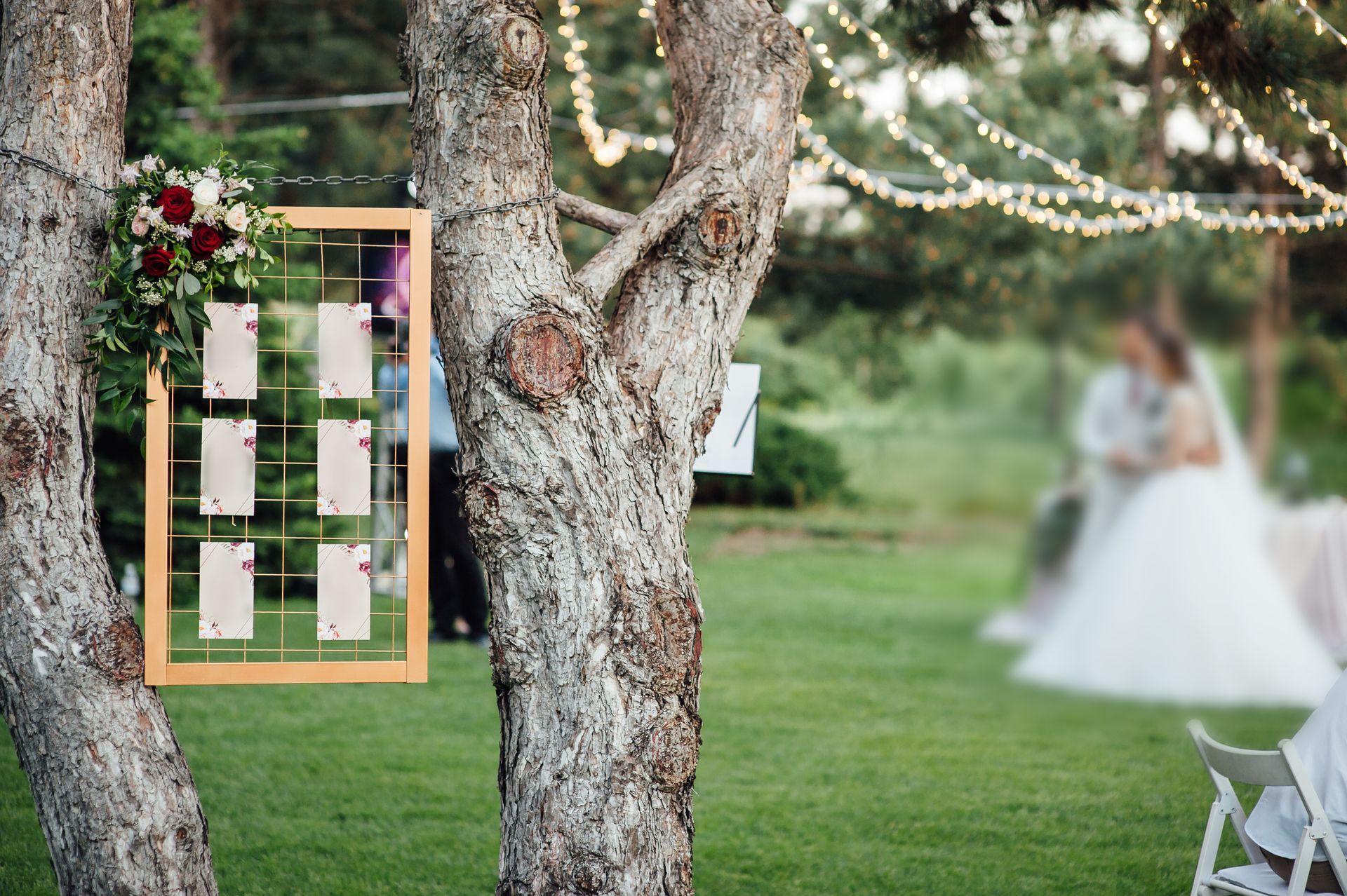 A tree with guest names and table numbers handing from it. 