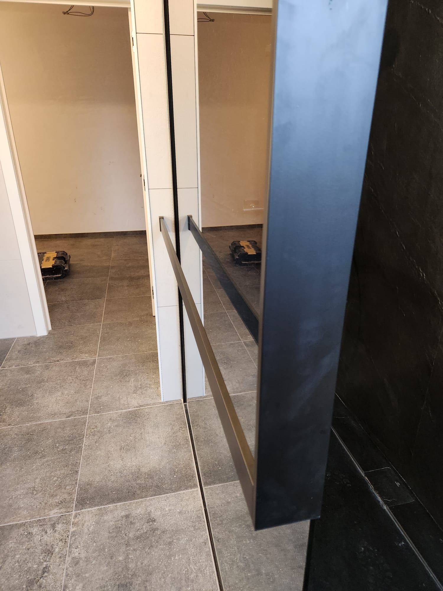 Badkamer, zwarte badkamer, hout look badkamer, zwarte kranen