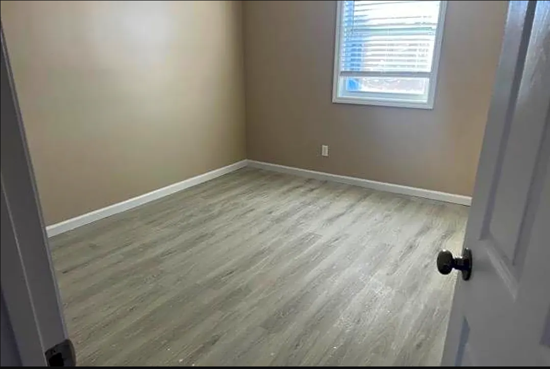 The Palms at Augusta Bedroom with window