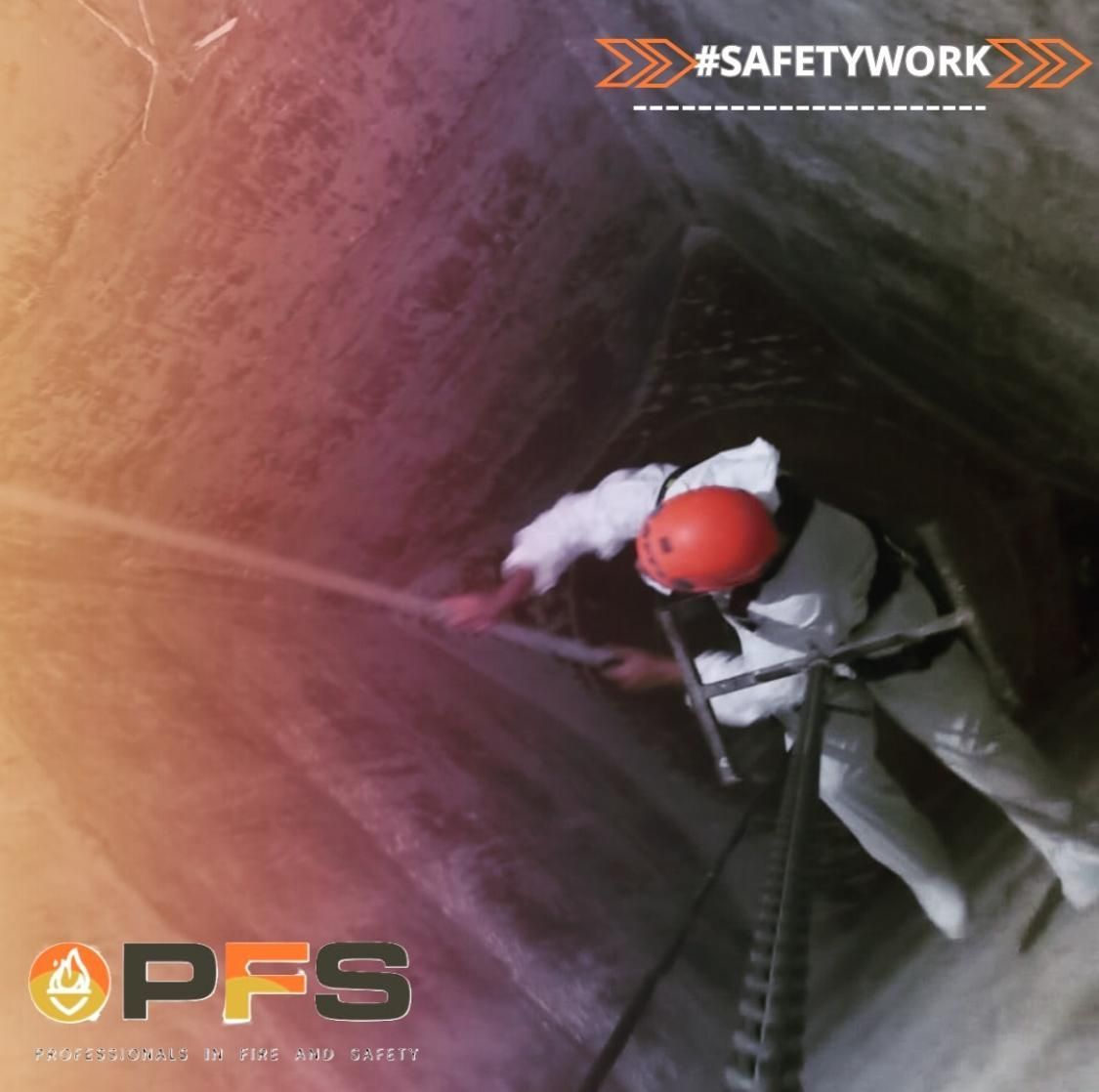 Una persona con equipo de seguridad desciende por un pozo estrecho y oscuro. Lleva traje blanco, casco naranja y usa una escalera.